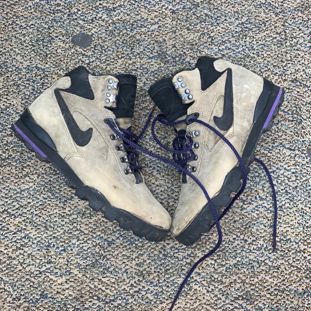 Men’s vintage nike regrind hiking boots sz 9